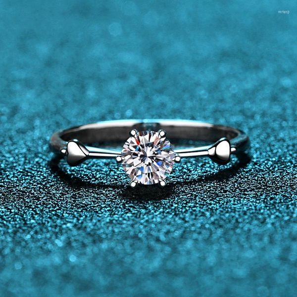 Cluster Rings IOGOU 0.5 Round Moissanite Diamond Solitaire per le donne Gioielli di fidanzamento Argento 925 a forma di cuore Cupido Arrow Ring
