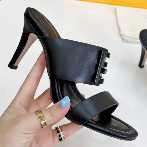 Üst Lüks Kadın Terlik Marka Metal Tonpons Yuvarlak Kafa Kıvatık Donanma Terlik Ayakkabı Deri Yüksek Topuklu Tasarımcı Ladies Açık Mekan Sandalet Fabrikası Kutu ile 43