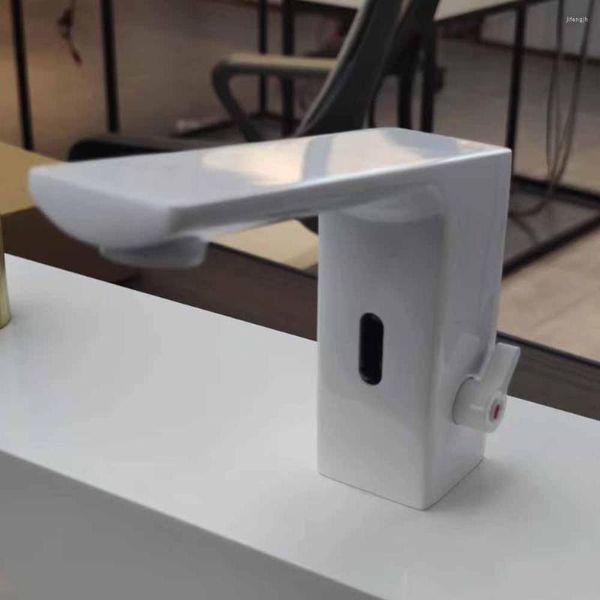 Torneiras de pia de banheiro Sensor automático Cor branca Material de latão Frio e água Alça única AC Dc Power Núcleo de válvula de cerâmica