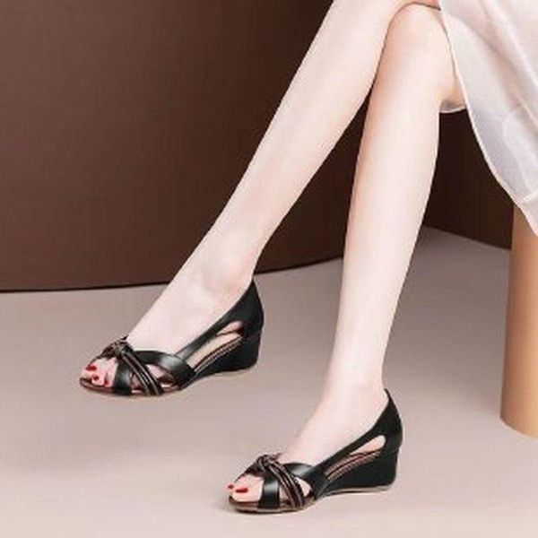 Sandálias 2023 Peep Toe Wedges Mulher Moda Salto Médio Sapatos de Verão Deslizamento Oco Preto Bege Dropship Adulto Casual