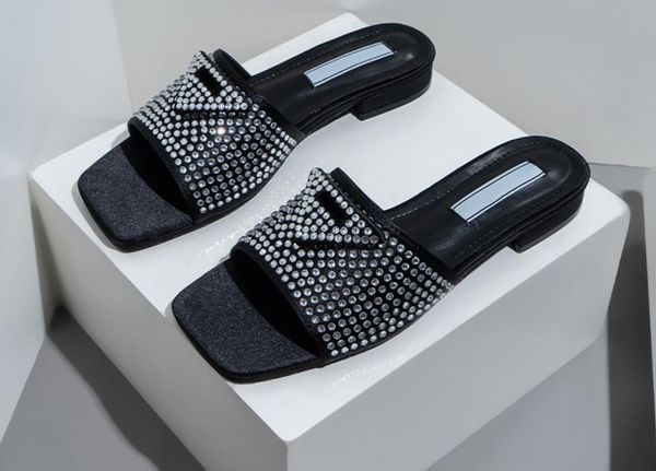 2023Sandálias femininas de cetim com enfeites de cristal Triângulo Logotipo Slip On Flat Mule Strass Diamond Sliders Salto baixo Flats Chinelos Preto Branco Azul