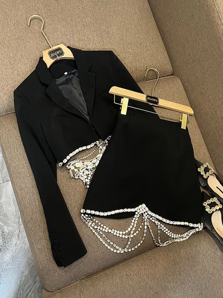 2023 Sonbahar Siyah / Beyaz Rhinestone Zincirleri İki Parça Elbise Seti Uzun Kollu Çentikli-Lapel Blazers Üst Kısa Etek Takım Seti O3L012237