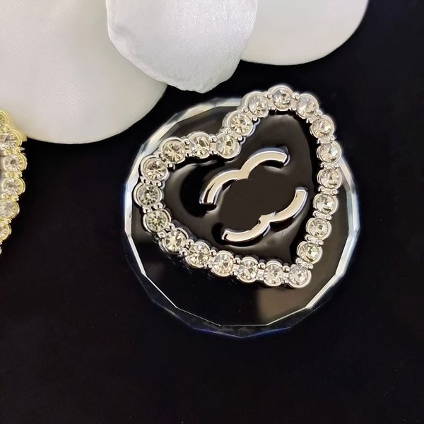 Acessórios de vestuário Alfinetes de broche de grife feminino Marca de luxo com diamante em relevo Crachá de presente de designer Pins de colarinho unissex Alfinetes de vestido versáteis vintage