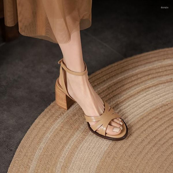 Sandálias de couro marrom de uma linha vintage abertas para mulheres em estilo verão 2024 salto médio alto e grosso 98176