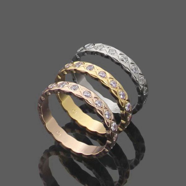 Europa Amerika Stil Männer Dame Frauen Titan Stahl 18K Gold Gravierte Raute Plaid Einstellungen Diamant Liebhaber Schmale Ringe Größe US5-US9