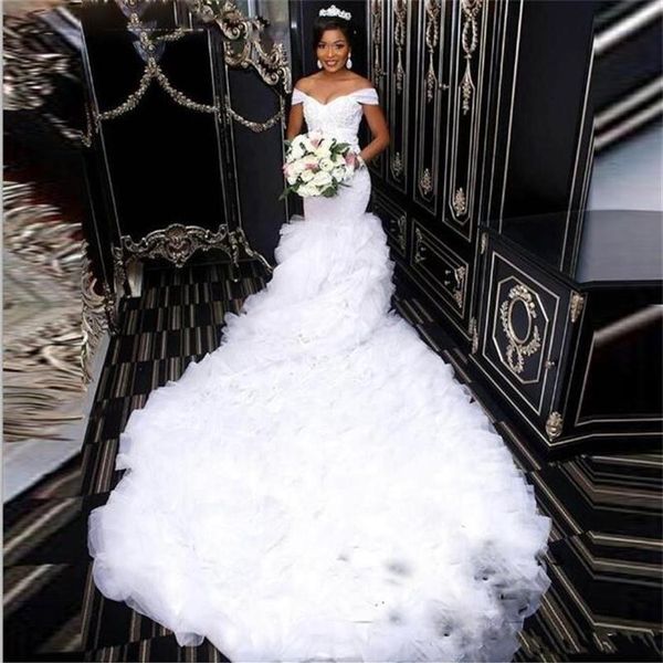 2020 Moderne Meerjungfrau-Hochzeitskleider, afrikanisch, schulterfrei, abgestufte Rüschen, Organza, Spitze, Applikationen, Perlen, Kathedralenschleppe Bri3304