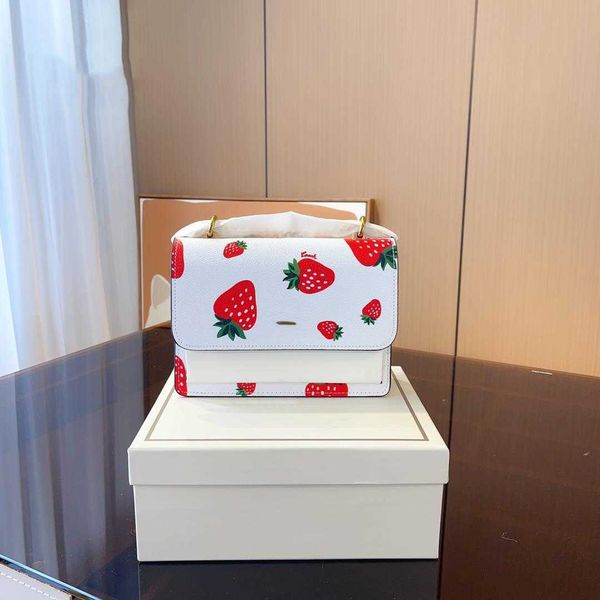 Bolsas de grife de corpo cruzado com estampa de morango Bolsas de ombro com letra C Bolsas de luxo Bolsas femininas com corrente Bolsa mensageiro Tendência da moda Bolsa com padrão de flor de cor sólida