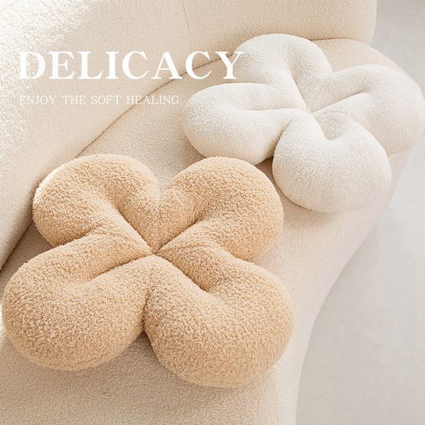 Bonecas de pelúcia Nordic Simple Four Leaf Clover Shape Cushion Warm Winter Chair Mat Cuhsion Sofa Decor Khaki Coffee Flower Office Throw Pillow 230603