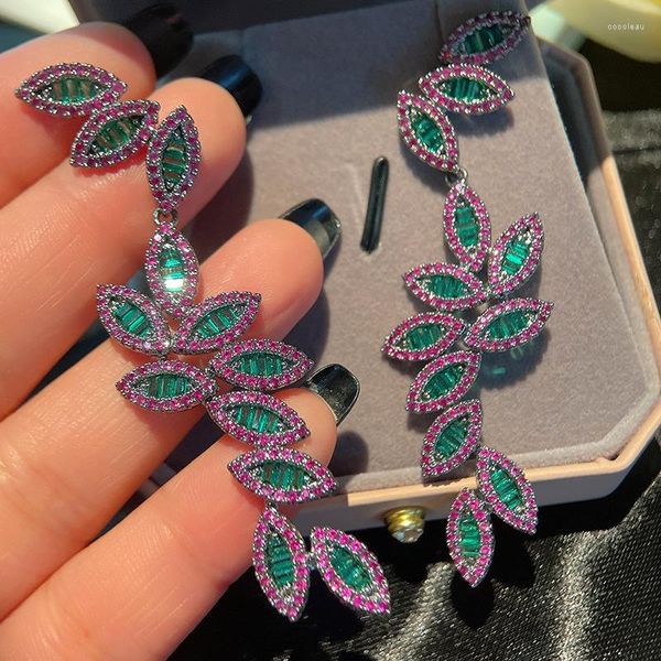 Orecchini pendenti di lusso micro-intarsiati con zirconi colorati a forma di foglia di zirconi colorati Design di bella personalità per le donne