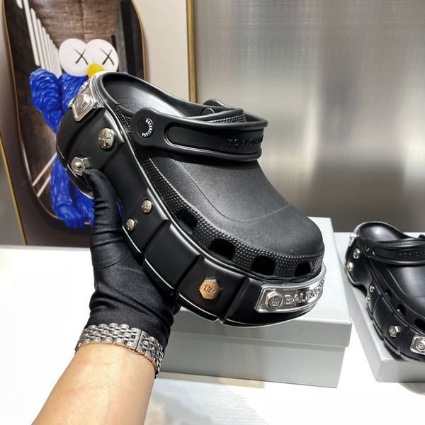Высокая версия парижской уличной обуви на толстой подошве с отверстиями для любителей мужчин и женщин Baotou Тапочки на толстой подошве Летняя уличная обувь с отверстиями