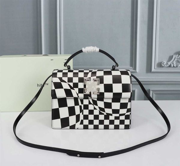 A mais recente bolsa OFF Medium All em couro preto e branco Check Tote Bolsa tiracolo de ombro único bolsa feminina com uma alça na parte superior decorada com concha