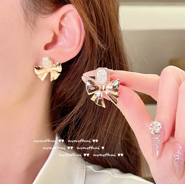 Luxuriöse Designer-Ohrringe mit geometrischem Knoten und Edelsteinen von Brilliant Radiance, vergoldeter 18-Karat-Gold-Schmetterlings-Quasten-Zirkon-Ohrring-Clip