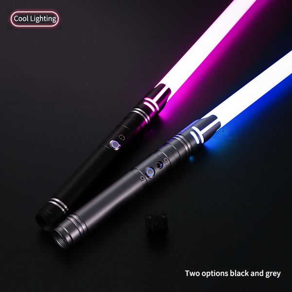Bastões de luz LED Sabre de luz de metal RGB Laser Espada Brinquedos Sabre 7 Mudança de cor Fontes de som para crianças Force FX FOC Blaster Jedi Presente 230605