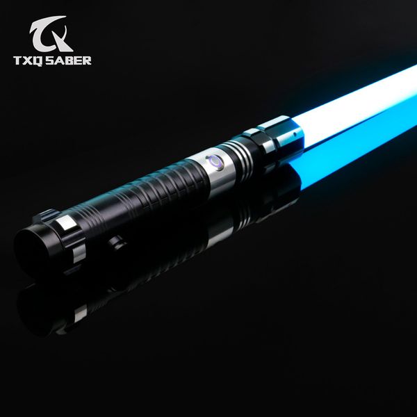 Bastões de luz LED TXQSABER Dark D Smooth Swing Sabre de luz Eco pixel Metal Punho para duelo pesado Ponta Drags Jedi Cosplay Espada Laser Brinquedos para crianças 230605