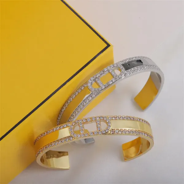 Pulseiras De Diamantes Abertos De Design De Casamento Pulseira De Ouro Aço Inoxidável Prata Pulseira Bangles Mulheres Homens Casal Clássico Carta Jóias Acessórios 23664D