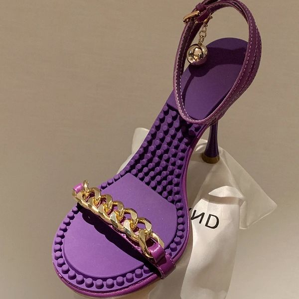 sexy sandali viola per donna novità decorazione catena d'oro tacco a spillo di alta qualità scarpe da donna designer sandalo da donna in vera pelle con tacco alto