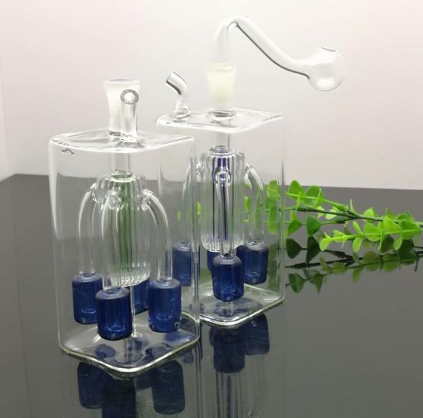Herstellung von Bongs für Rauchpfeifen. Mundgeblasener Shisha-Wasserpfeifenkessel mit quadratischem Rohr und vier Klauenfiltern aus geräuschlosem Glas