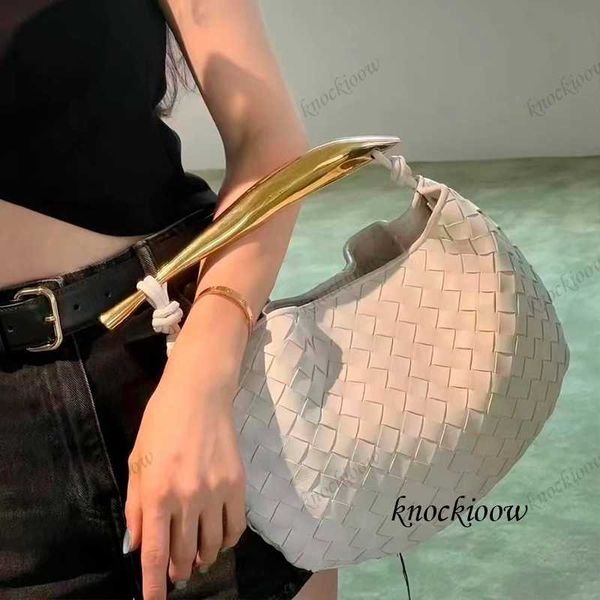 Дизайнерская сумка женская сумка для подмышки, сумка для плеча, женская тканая сумка, маленькая сумочка с регулируемой на плечевой ремешкам для ремесела Золотая металлическая ручка кошелек 230607