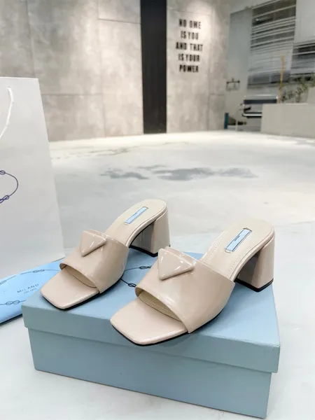 Sandali da donna firmati 2023 estivi Capispalla casual da donna Tacchi bassi Scarpe da lavoro professionali di lusso alla moda con tacco alto
