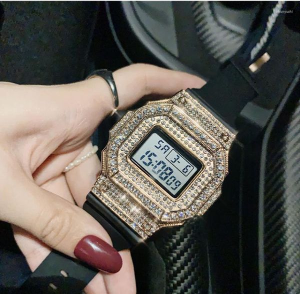 Montres-bracelets 2023 Électronique Diamant Incrusté Femmes Montres Cadeau De Luxe Bande De Caoutchouc Cool Sport Horloge Hommes