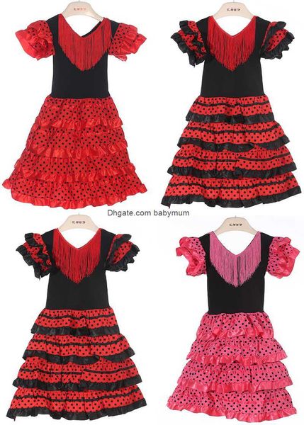 Le ragazze alla moda vestono il bellissimo vestito da ballo per bambini in costume da ballerina di flamenco spagnolo
