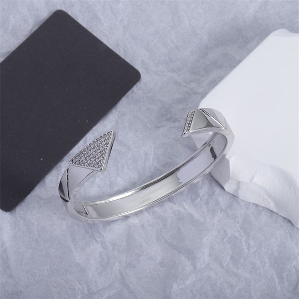 Luxuriöser Damen-Armreif aus Silber, edles klassisches Dreieck-Logo-Design, eingelegt mit vollen Strasssteinen, aufsteckbares Armband mit verflochtenen Dreiecken