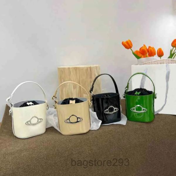 2023 nova bolsa de balde de alta qualidade westwood feminina crossbody luxos designers bolsas femininas bolsas saturno couro couro bolsa de ombro pequena