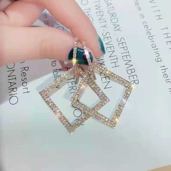 Dungle Chandelier 2pcs Altın Küpe Bayanlar Hafif Lüks Tarzı Cam Pırlanta Seti Elmas Kolye Tatil Günlük Takı Z0608