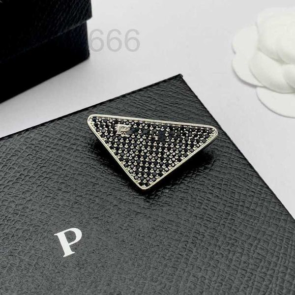 Designer de alfinetes e broches O novo broche de diamante negro triangular pode ser usado por homens e mulheres com um temperamento versátil moderno, sofisticado e elegante 0601