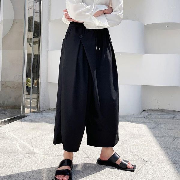 Herrenhosen im Designer-Stil mit schräger Klappe und unregelmäßigem weitem Bein. Lässige, lockere Hosen mit weitem Bein für Männer, Culottes