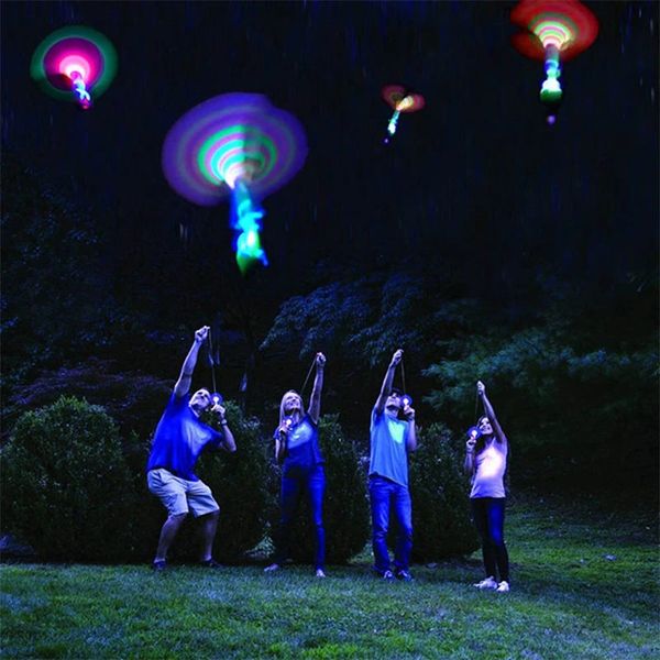 Incredibile giocattolo leggero freccia razzo elicottero giocattolo volante giocattoli luminosi a LED regalo divertente per feste catapulta in gomma