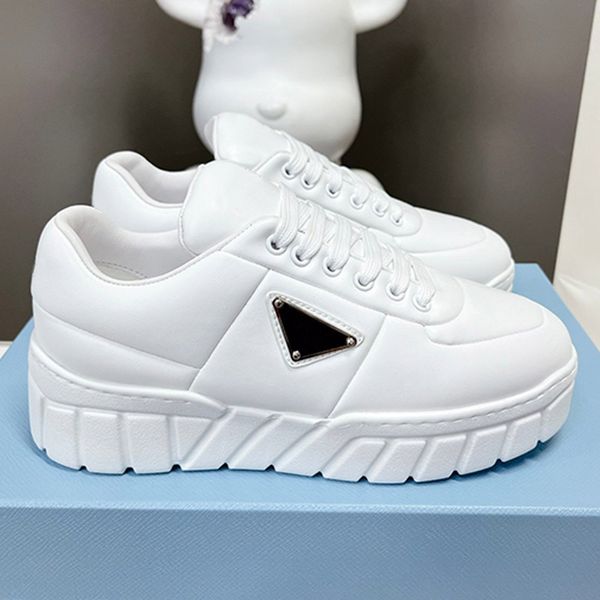 Lady Designer Casual Shoes Triangle толстая подошва двойные кроссовки нейлоновые кроссовки Whots White Canvas Роскошная низкая кожаная обувь QR59