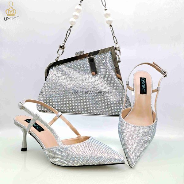 Sandalen QSGFC 2023 Italienisches Design Silber Große Kapazität Modetasche Nigeria Damen Umhängetasche und Riemen High Heels Pendlerschuhe Tasche J230608