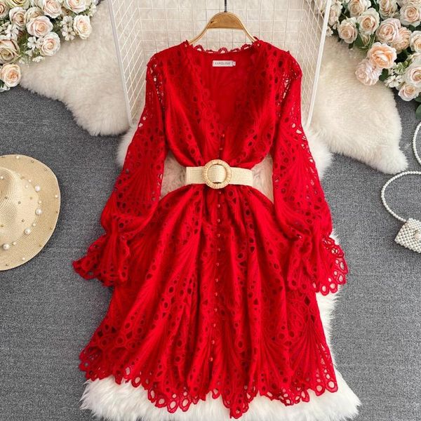 Günlük elbiseler pist bahar kırmızı su çözünür dantel mini elbise lüks vintage kadınlar v boyun kancası çiçek nakış içi boş parti kemeri