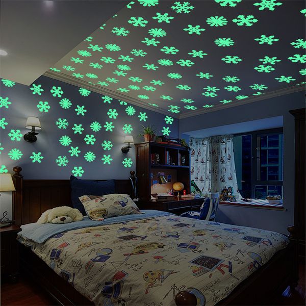 50pcs 3D fiocchi di neve luminosi di notte adesivi murali fluorescenti incandescenti per bambini baby room camera da letto Natale decorazione fai da te