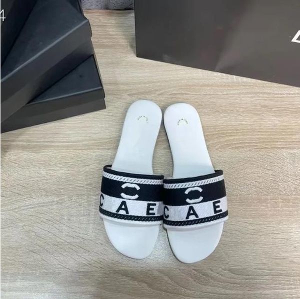 2023 Parigi sandali estivi da uomo e da donna V infradito di design di lusso lettera di marca in pelle da spiaggia pantofole casual piatte canale slip camelia