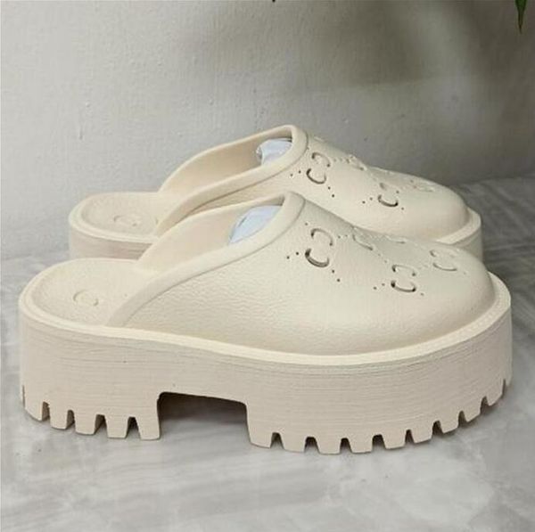 Tasarımcı lüks kadın sandalet klasik çiçek brokar kaykay ayakkabıları dişli yüksek kaliteli dip plaj tıkanık gündelik ayakkabılar deri kauçuk platform parmak arası terlik.