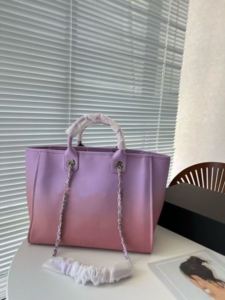 2023 Bolsas femininas para compras de praia bordadas letras casuais versáteis bolsas de ombro de grande capacidade ferragens de metal Deauville corrente bagagem 36 cm