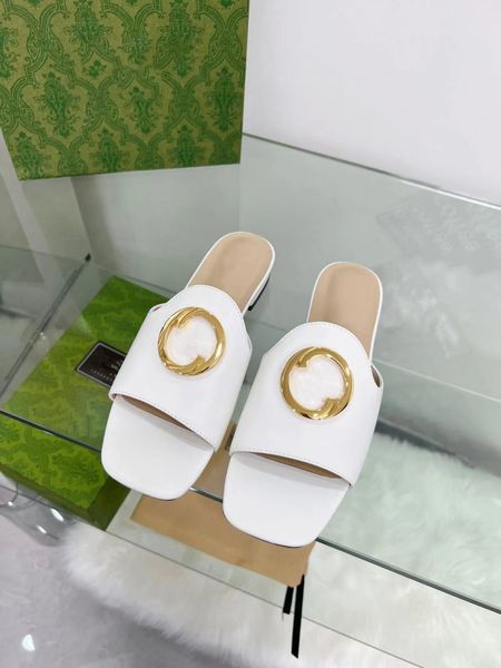 2023 Designer de Luxo Couro Sandália Sandália Slider Feminino Moda Masculina Chinelos Moda Fino Chinelos Sapatos Verão Praia Casual Slides Preto Branco Tamanho 35-43