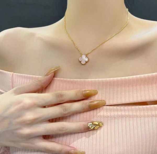 Collane con ciondolo stilista per le donne Elegante collana con medaglione a 4/quattro foglie di trifoglio Catene girocollo di alta qualità Gioielli placcati in oro 18k Regalo per ragazze Hf8h