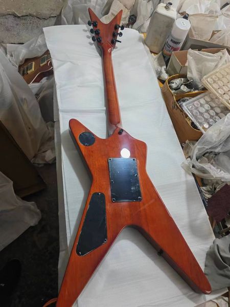 Guitarra elétrica icônica de forma de corpo especial personalizada com escala de pau-rosa