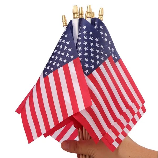 12 pçs pequenas bandeiras americanas em bastão, bandeiras americanas de mão de 6x8,4 pol. com topo de lança seguro para crianças, bandeira resistente a rasgos em cores de poliéster