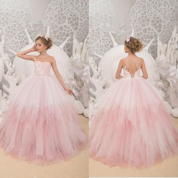 La ragazza veste il fiore del tutu rosa per la prima comunione dei bambini del vestito da spettacolo delle balze con applicazioni di pizzo di nozze