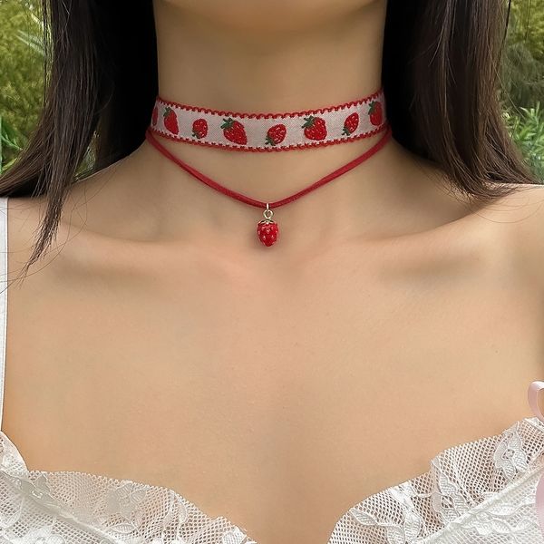 Y2K Creative Strawberry подвесное ожерелье Корейское бархатное красное веревочное цепь Кокер для женщин -ювелирных украшений.