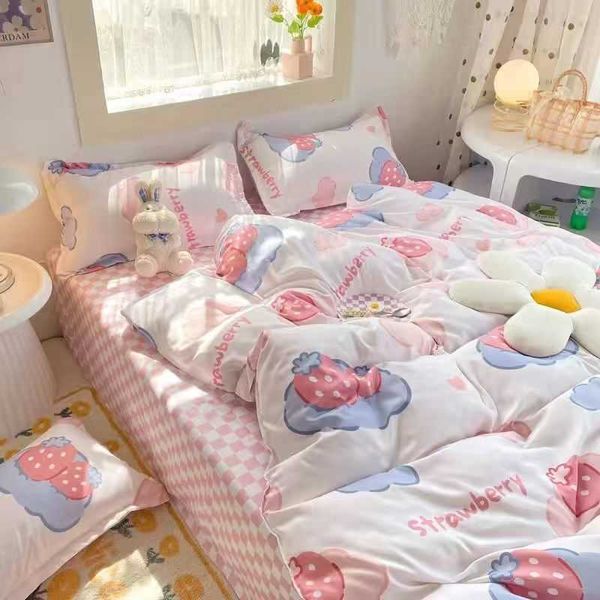 Set di biancheria da letto Ins Pink Set di biancheria da letto alla fragola Cartoon Bear Copripiumino Lenzuolo Twin Full Size Ragazzi Ragazze Biancheria da letto Morbido poliestere Tessili per la casa Z0612