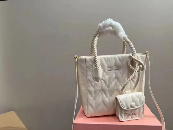 2023 nuova borsa del progettista di moda Borsa da donna Borsa da spiaggia Tote Marca Piccolo diamante scozzese in pelle intrecciata con gambo a mano che trasporta portamonete