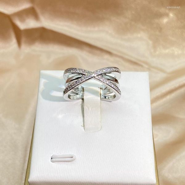 Кластерные кольца в простом серебристом 925 творческом перекрестном обручальном кольце Инкрустированное циркониевое стиль Свадебные украшения для женщин
