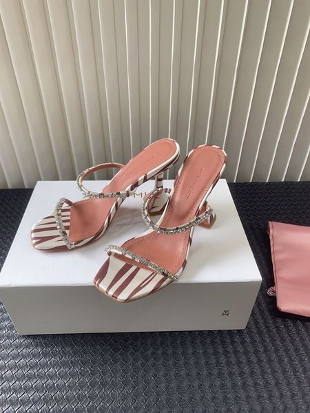 Kristallschillernde Gilda 95-Sandalen. Hufeisenabsatz. Dünne Linie mit offener Spitze. Designer-Fabrikschuhe mit Box