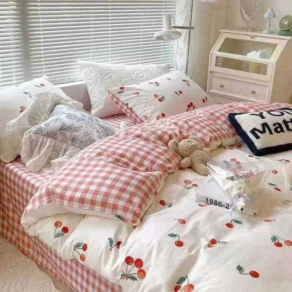 Conjuntos de cama Conjunto de cama estilo coreano Twin Queen Size Cute Cream Cherry Capa de edredom Estojo de lençol plano Poliéster Roupa de cama princesa menina Z0612