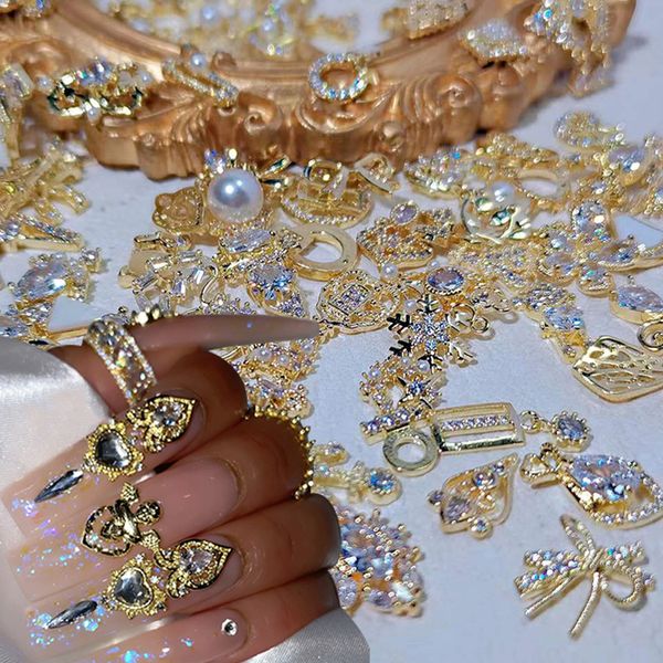 Decorazioni per nail art 50PCS / lotto Charms in zirconi in metallo Forme eleganti Decorazione con lega d'oro Stili di mix Cristalli Fornitura di gemme 230612